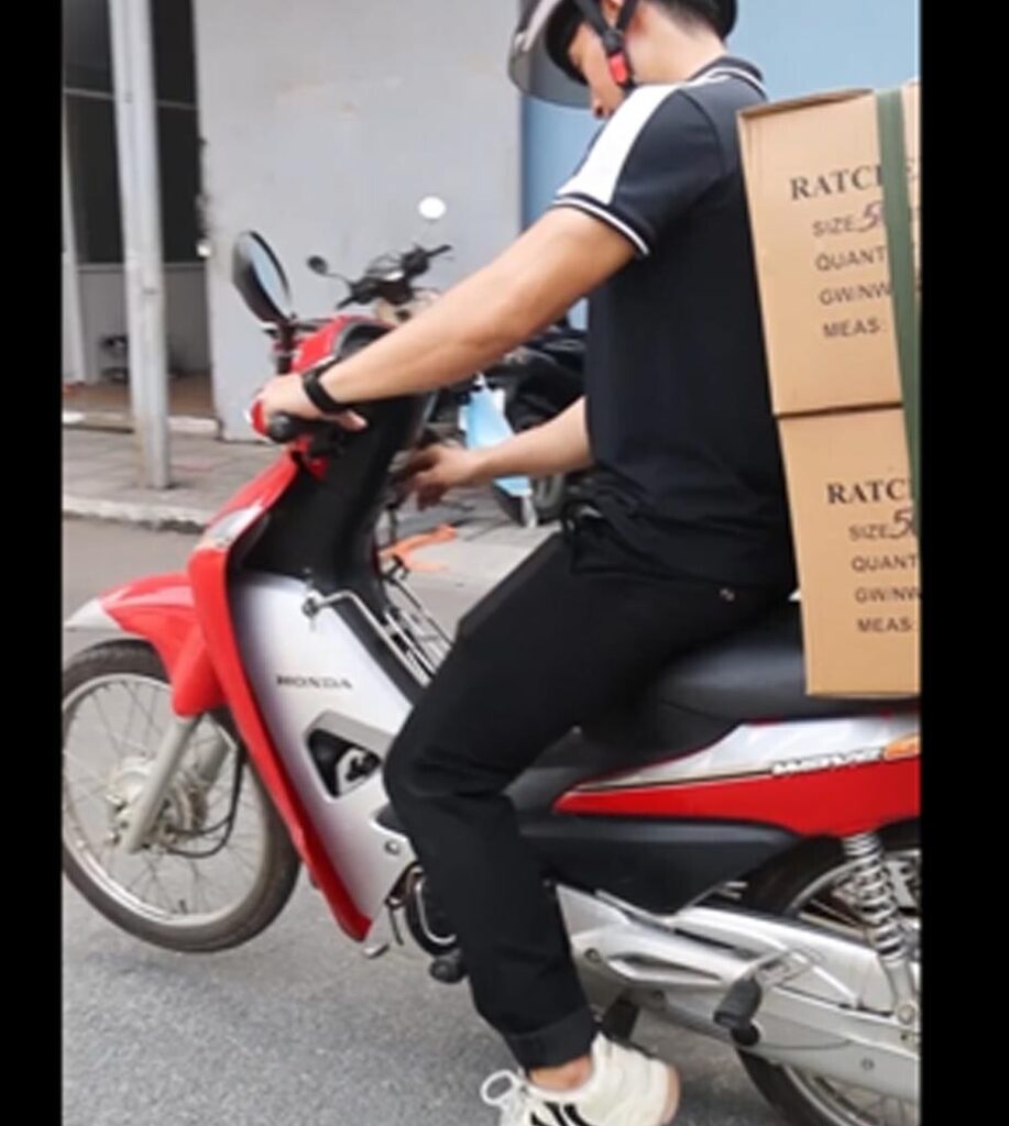 Làm Thế Nào Để Chở Thùng Carton Bằng Xe Máy
