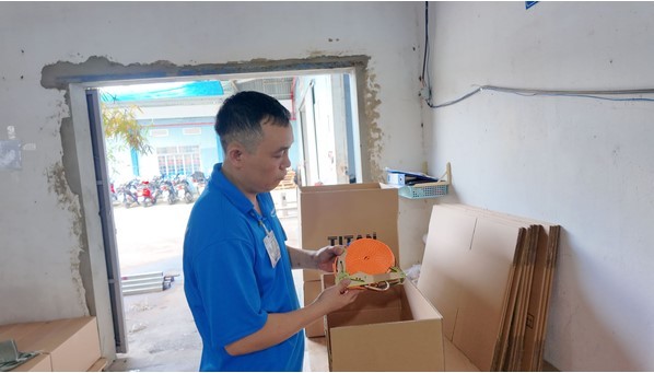 Kiểm tra chất lượng và đóng gói sản phẩm trước khi xuất khỏi nhà máy